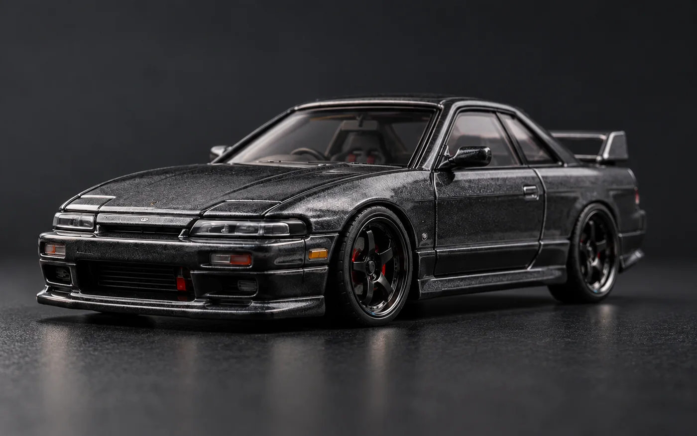 架空の1/64ミニカーを低い角度から見てタイヤの接地とフェンダーの隙間を確認する編集用イメージ