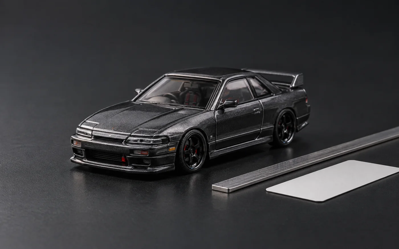 水平な台と無地の確認カードの上に架空の1/64ミニカーを置いた編集用イメージ