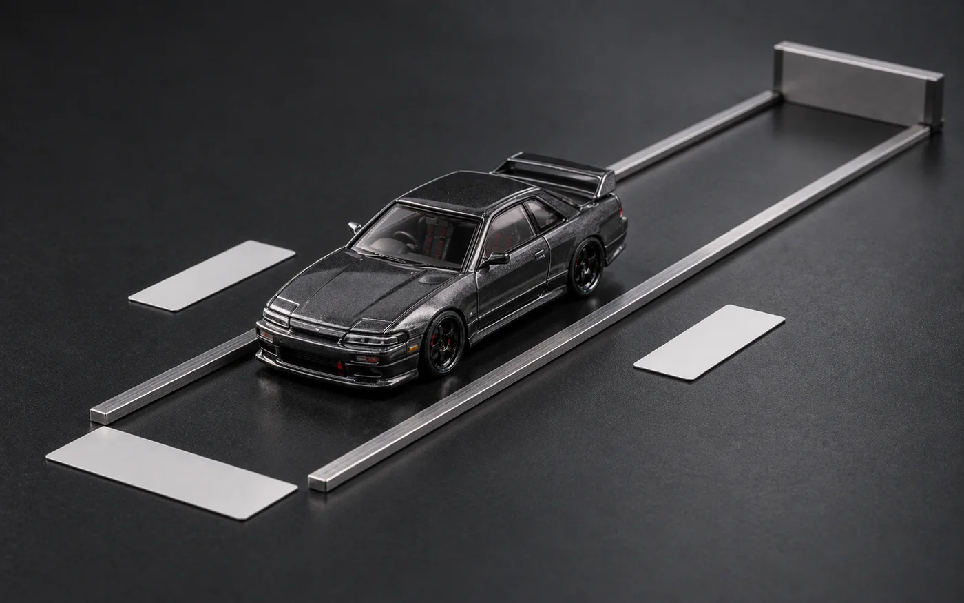 短く清潔な確認レーンで架空の1/64ミニカーの転がりを観察する編集用イメージ